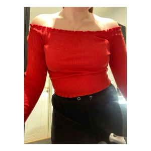 Röd tröja  - Röd tröja med offshoulder, storlek L (sitter som M)