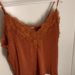 Silkes spetts linne  - Jätte fint speciellt vackert linne, Rostbrun ich orang hehe. Frakt ingår ❤️