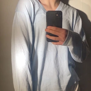 Ljusblå tröja  - Köpte denna på second hand och den är använd 1 gång. Inga hål eller liknande vad jag har sätt. 