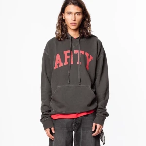 Zadig & Voltaire hoodie  - Säljer min SÅ snygga Zadig & Voltaire Hoodie. Det är en  mörkgrå/stentvättad färg med ett tryck som säger ”Arty”. Zadigs plagg är i grunden lite ”trasiga” som ni ser på halsen i tredje bilden. Det är alltså inte slitage utan de är så Hoodien ser ut. Jag har tagit bort snörena och de går inte att sätta tillbaka. Nypris: 2400kr 