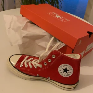 Röda converse  - Säljer helt oanvända converse då jag råka köpa fel storlek. Budgivning sker i kommentarerna. Budgivning avslutas 26/12 00.00
