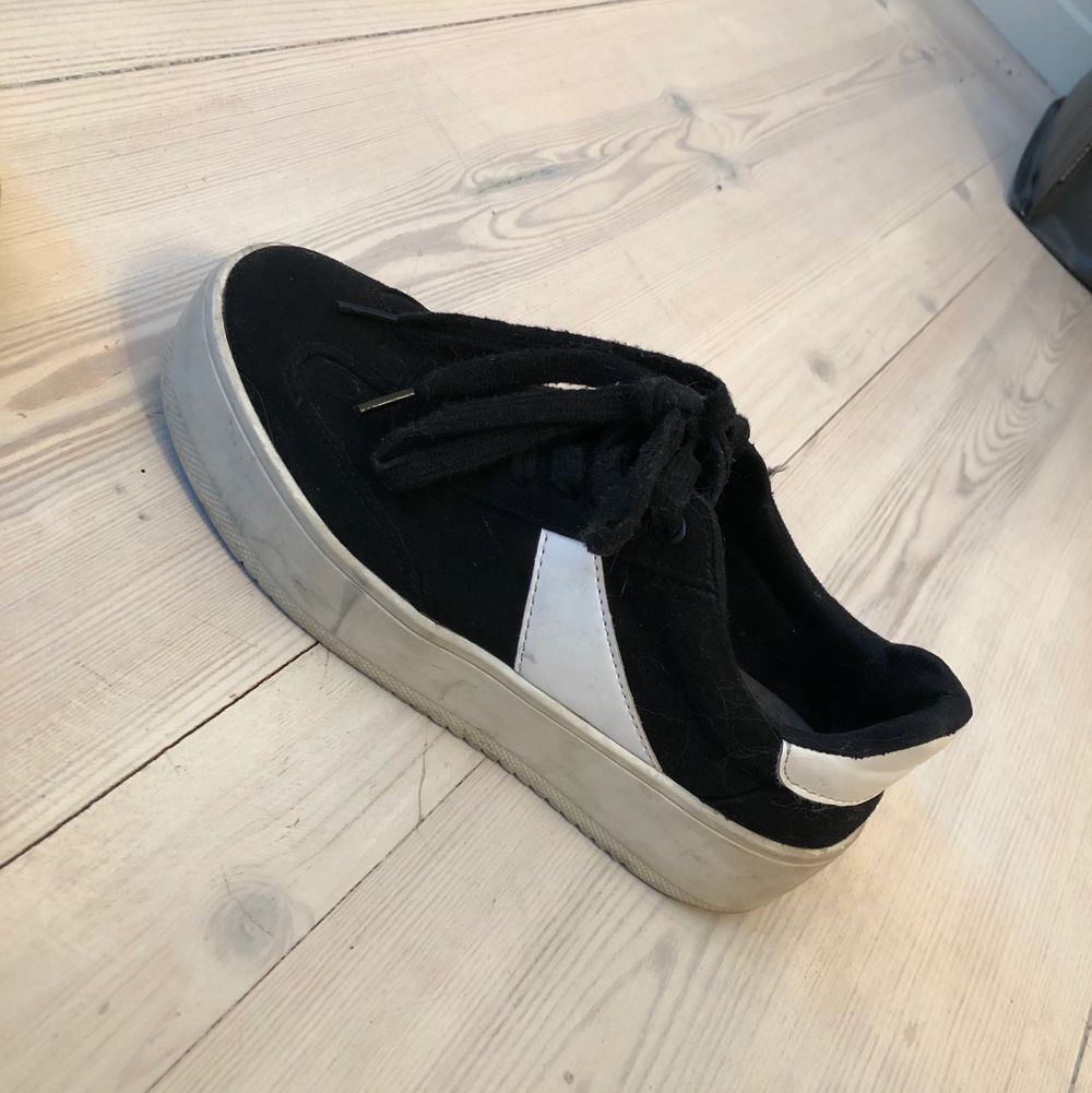 Ett par fina svarta skor. Använda till och från en sommar. Storlek 38 men passade på mig som har storlek 37. Köpta för 650kr. Skor.