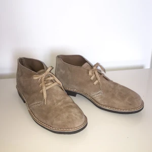 Herrskor med stålhätta - NYA snygga och praktiska skor från Stålex/Arbesko som har bl.a. stålhätta fram och är certifierade för att användas som arbetsskor. Storlek 8, dvs. 42/43. 📦 Har Swish. Kan skickas. Djurfritt & rökfritt hem. #mocka #suede #arbetssko #stålhätta #skor #skor #herr #herrskor #beige #stålex #nya