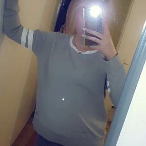 Långärmad tröja - Vita fläcken är på spegeln. Passar både s och m