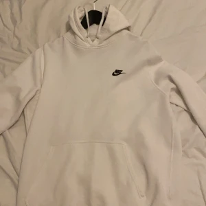 Nike hoodie vit L - Snygg Nike hoodie size L säljes. Kontakta vid frågor!