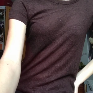 Brun t-shirt  - Basic brun t-shirt, lite genomskinlig. Knappt använd. Linne material