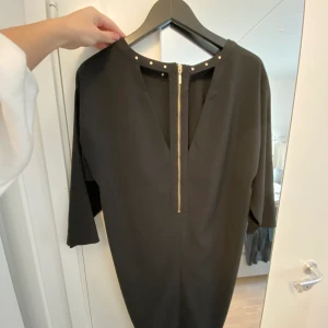 Svart klänning - Säljer denna klänning ifrån HM. Använd ett fåtal gånger. Jätte snygg och elegant. Storlek S. Köparen står för frakt 💞