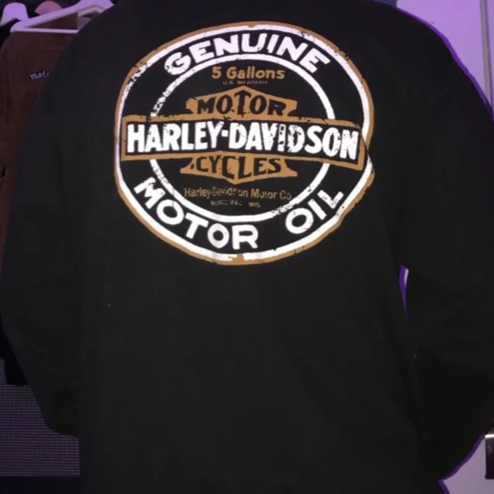 Genuin Harley Davidson hoodie som jag har köpt på HD-affären vid Stockholm. Säljer den för att den ligger bara i min garderob, Strl XL, sitter bra på mig som är lite större än dem flesta men sitter säkert perfekt på dig :)), köparen betalar frakt. Hoodies.