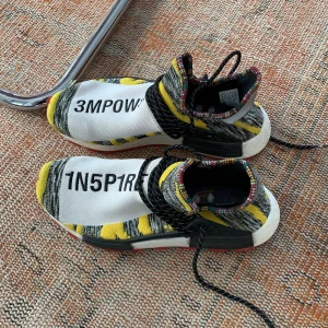 Adidas Pharell Williams - Fint skick, lite använda, 45 1/3 men funkar för mig som normalt har 44 2/3