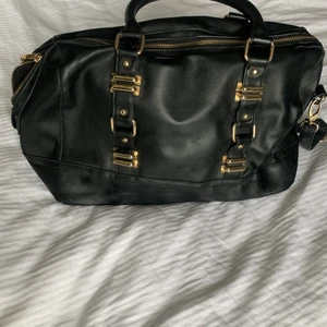 Väska  - En fin väska med gulddetaljer! Använda några gånger men är i fint skick! 