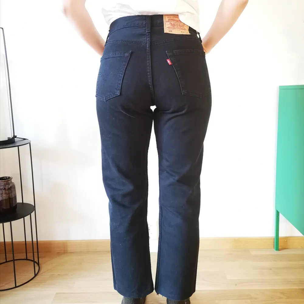 Svarta levis jeans 501. Uppsydda så lite kortare i modellen (jag är 168 cm lång). Jag har vanligtvis storlek 26/27 i midjan och dessa passar mig trots att det står 29. Kan mötas upp i gbg. Jeans & Byxor.
