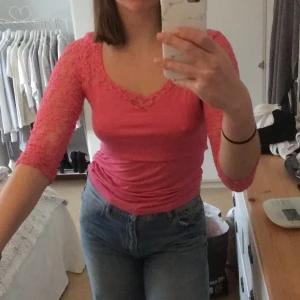 Topp - En rosa topp med fina spetsdetaljer