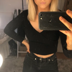 Ribbad svart topp från HM - Jätte snygg svart topp från HM, är i bra skick (jag står ej för postens slarv)