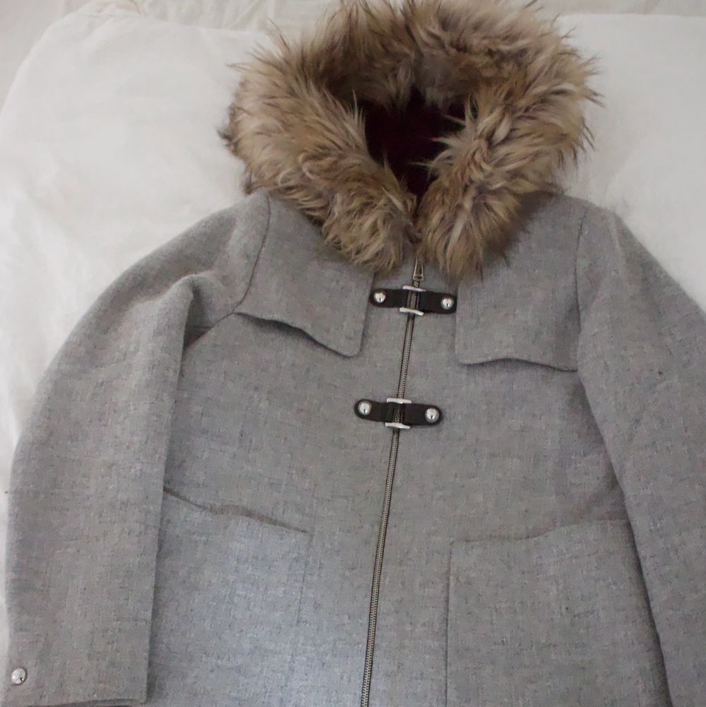 Very nice grey Zara Winter coat, it has been worn but is in very good condition! (No stains or marks). The size is L but can also fit a M.  The price is negotiable, so feel free to send me a message to discuss or if you want more information/pictures!☺️ I accept Swish and PayPal if you rather do that! . Jackor.