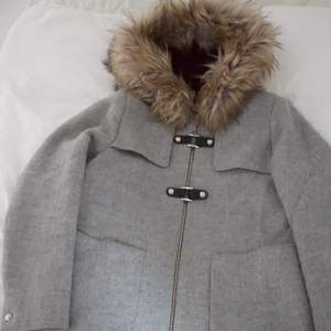 Very nice grey Zara Winter coat, it has been worn but is in very good condition! (No stains or marks). The size is L but can also fit a M.  The price is negotiable, so feel free to send me a message to discuss or if you want more information/pictures!☺️ I accept Swish and PayPal if you rather do that! 