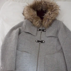 Grey Zara Winter Coat  - Very nice grey Zara Winter coat, it has been worn but is in very good condition! (No stains or marks). The size is L but can also fit a M.  The price is negotiable, so feel free to send me a message to discuss or if you want more information/pictures!☺️ I accept Swish and PayPal if you rather do that! 