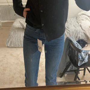 Jeans Zara - Slutsålda jeans från Zara! Säljer för att de är för tajta för min smak, dom är dock jätte fina och även helt nya! Lapparna finns fortfarande kvar på jeansen. Jag är 180 cm och de går precis ner till hälen. Hör gärna av dig om du har någon fråga eller vill ha ytligare bilder🌸💕 