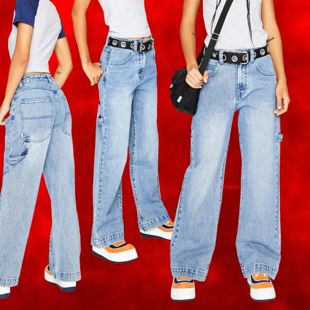 ”𝒀𝒐𝒖 𝒅𝒐𝒏’𝒕 𝒌𝒏𝒐𝒘 𝒘𝒉𝒂𝒕 𝒊𝒕’𝒔 𝒍𝒊𝒌𝒆 𝒃𝒆𝒊𝒏𝒈 𝒎𝒆.” 🔪 Asmaffiga himmelsblåa y2k jeans från dELiA*s DollsKill i modellen So Misunderstood ✨💙👖 Straight leg jeans i cargo-design, så himla trendigt just nu!! 🤩 Helt oanvända med lappen kvar, verkligen i strålande nyskick! Midja 72cm, rise 32cm, totallängd 105cm, innerbensmått 71cm. Nypris över 800kr ink frakt o dyr AF utrikestull från USA så detta är ett riktigt fynd!! 💸🤟🏻 Passar svinbra till ett sådant svart läderskärp med hål!! 🤠 Frakt tillkommer på 66kr 💌. Jeans & Byxor.