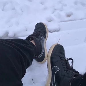 Nike Backboard II - säljer mina supersnygga Nike Backboard II. Knappast slitna på utsidan, dock är dom lite slitna på insidan men ingen stor skada. Buda gärna!!!❤️❤️