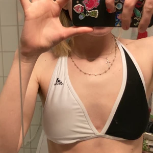 Y2k bikini  - Såsåså fin bikini från adidas som är splitdye. Den passar mig som har 65a och passar även upp till 80C som jag hade förut. Frakt blir 44 kr💞🧚🏼‍♀️
