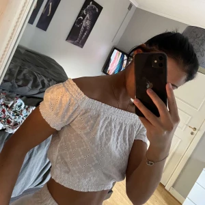 Topp - Säljer denna super söta topp från H&M,den är tyvärr alldeles för liten för mig
