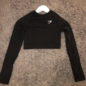 Gymshark tröja - Säljer en croptop från gymshark i storlek S, passar även XS. Bud från 80 kr + frakt på 44kr som betalas av köparen☺️ 