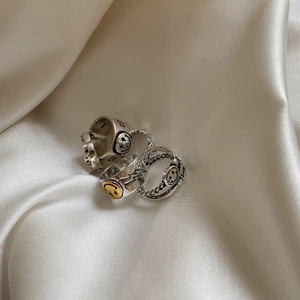 Trendiga ringar i äkta sterling silver⚡️ - Alla ringar är i nyskick, unisex, justerbara samt sterling silver 925🤎 beställ genom plick (swish) eller genom hemsidan www.SaintBavi.com för att säkra en ring direkt! Prislista (alla priser är inklusive frakt):                                        Ring 1, 2, 5 = slutsåld                                                                           Ring 3 110 kr.                                                                        Ring 4= 99kr.                                                                                  HAPPY SHOPPING🥰🤍⚡️