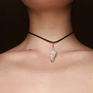 Kristall - Handgjord berlock i bergskristall från italienska alperna. Mycket stark kristall, kolla sista bilden för egenskaper 💎🔮🥰