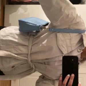 Jeansjacka - En jeansjacka köpt från Lindex i strl s. Passformen är toppen. Går att ta bort bandet runt midjan. Mycket fint skcik och använd ett fåtal gånger. In och kolla min profil Paketpris går att fixa. Köparen står för frakten🌸 