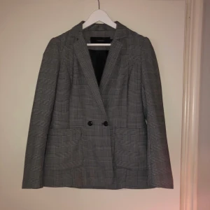 Rutig kavaj - Rutig kavaj i storlek 34 men passar även 36 beroende på hur man vill att den ska sitta. Använd fåtal gånger