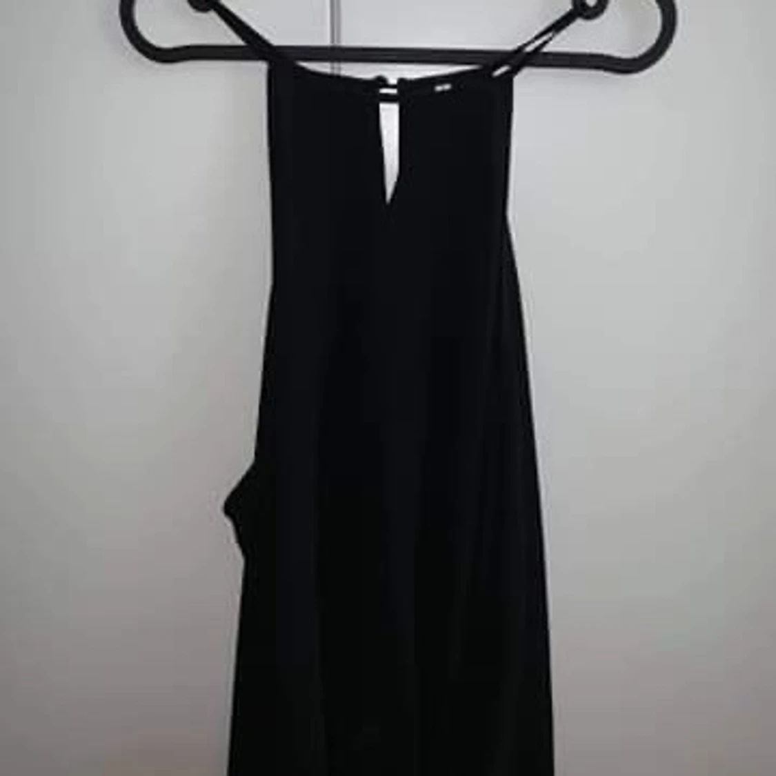 En svart tunika, aldrig använd