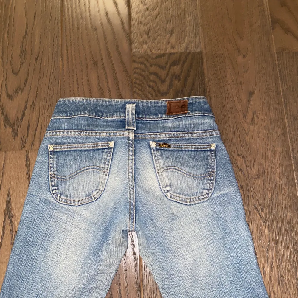 Detta är ett par lee vintage low waist bootcut jeans. Säljs pga att de inte längre passar, därav är första bilden lånad, men det är exakt samma modell, är dock något mörkare. Priset kan alltid diskuteras och om ni undrar något är det bara att kontakta mig💓 högsta bud 440 kr, budgivning avslutas 30/1 kl20.00. Jeans & Byxor.