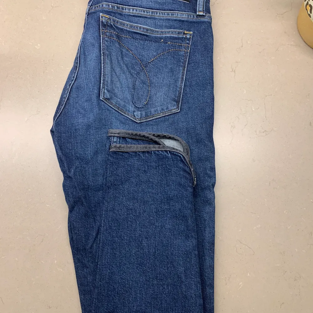 Calvin Klein Jeans som är köpta för ett år sedan. Säljer på grund av att de är för långa för mig och aldrig använt dem. Obs: tråd som gått av på fickorna, därav det låga priset.. Jeans & Byxor.