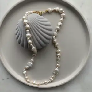 Kolla in mer på Instagram: @aliceruthjewelry                  Gör dessa på beställning! Kontakta mig vid köp eller om ni vill ha fler bilder osv. Första bilden: 249kr (blandade storlekar) andra bilden: 199kr (4-5mm pärlor) Jag kan göra halsbandet justerbart om önskas