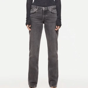 Jeans från zara - De populära skitsnygga jeansen från zara som är helt slutsålda på hemsidan!! Aldrig använda med lappen kvar😁 (frakt tillkommer)