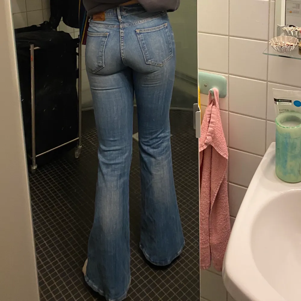 Jättefina blå bootcut jeans från crocker i storlek 27/34. Medelhög midja (ej lågmidjade och ej högmidjade). Jättefin passform och perfekt längd för mig som är 178. Lite små i midjan för mig, därav säljer jag. Frakt tillkommer . Jeans & Byxor.