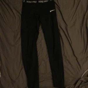 Nike pro tights  - Nike pro träningstights, sälj pågrund av att dom inte kommer till andvändning. Ny skick, nypris 250kr