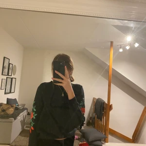 Sweatshirt  - Säljer denna snygga sweatshirt som nu tyvärr hat blivit för kort i armarna💕betalning sker genom swich