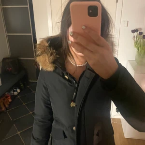 woolrich jacka - Säljer en woolrich jacka i bra skick, inte alls använd mycket. Men har en pytte liten slitning vid armen, bild kan fås privat. 