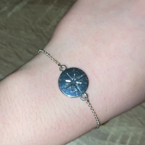  Armband . -  Armbandet är silvrigt. På baksidan står det girl power på framsidan är det typ en stjärna. + frakt 