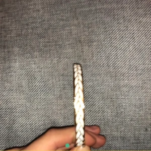Armband - Ett riktigt guld armband med vita flätor från kända märket Snö fast finns inte längre✨✨ sitter lite stort på oss så det är därför vi säljer! Vi köpte det för 500kr och säljer 200kr.
