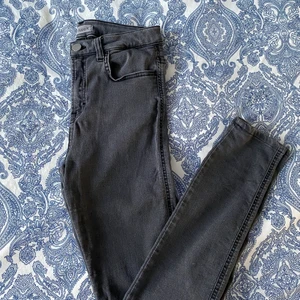 Filippa K jeans , gråa i stl S - Säljer dessa supermjuka stretchjeans av märket Filippa K då de är för stora för mig 😭😭😭😭 Rekommenderar dem verkligen då det är bra kvalitet, passar till vardags med en mjuk tröja eller till arbetet med en fin skjorta. Toppen att ha i garderoben som basplagg 👍