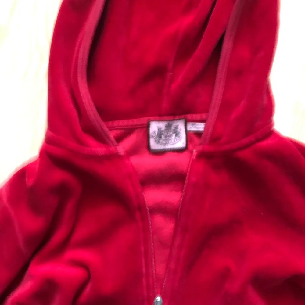 Superfin röd juicy tröja i storlek M! Är helt röd och supermycsigt material! 150kr+frakt! Vid flera intresserande sker budgivning!. Toppar.