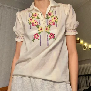 Broderad blus  - En söt och somrig blus med fina broderade blommor! Varan har fläckar på vissa ställen (skickar gärna bilder på dem privat) och är köpt second-hand. Jag på bilden har storlek XS. Läs gärna mina villkor! 🧚🏼💓