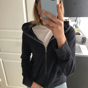 Acne, zipup hoodie  - Säljer denna zipup hoddie från Acne som är i en snygg blå färg! Bud från 120 kr🦋