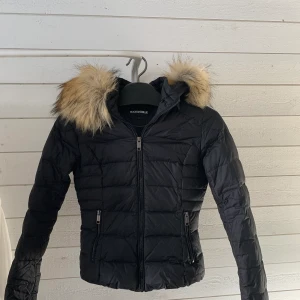 Rock & blue jacka storlek 34 - Svart vinterjacka från Rock & Blue med stor päls. Storlek 34. Ej använd särskilt mycket. Bra skick. Nypris: ca 2390kr.