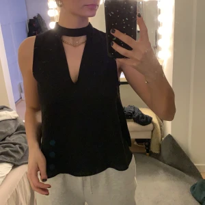 Svart linne/blus - Svart linne/blus från Gina Tricot i strl 34 med liten krage, silkesmaterial. Använd ett par fåtal gånger bara så i bra skick