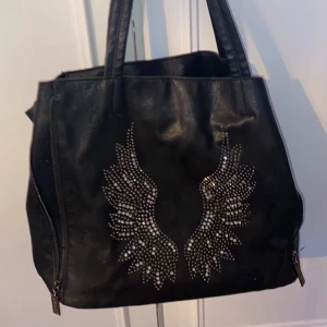 Väska - Mycket plats i, får verkligen plats med allt.