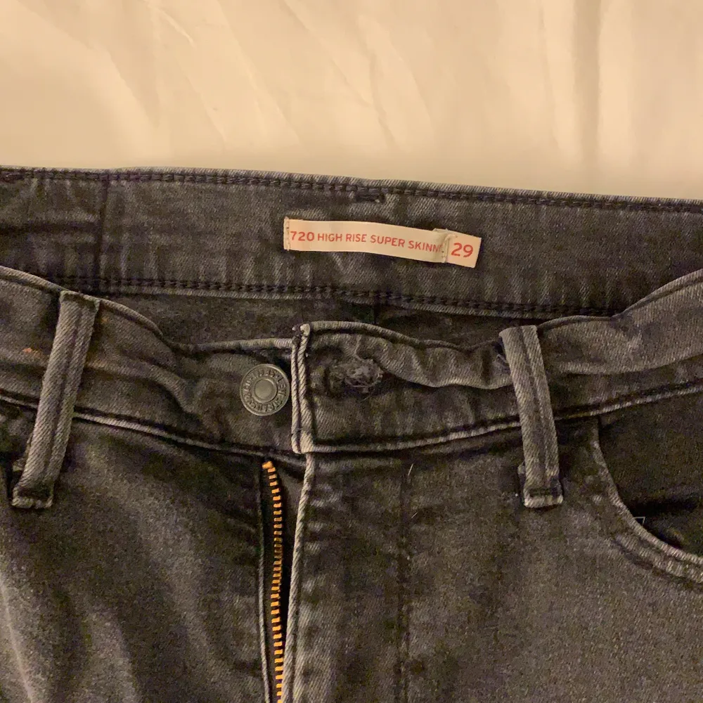 Ett par svarta jeans i stuprörsmodell från Levis. Modell 720 High Rise Super Skinny. Använda men i bra skick. Strl 29.. Jeans & Byxor.