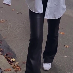 As SNYGGA skinnbyxor!! (Bra rumpa i dom) - Säljer mina favvo skinnbyxor då jag råkade köpa 2 stycken, de sitter så sjukt bra i rumpan och funkar att matcha till allt möjligt!! I storlek 34 men passar 36 också då jag är båda :) 